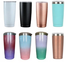 Velká izolovaná sklenice se slámou